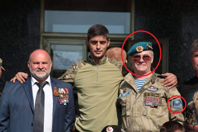 Colonelul Valeri Grotov - primul din dreapta - într-o fotografie cu Mihail Tolstykh, un lider militar prorus din estul Ucrainei cunoscut sub numele de război "Ghivi" (ucis în 2017). Se poate observa că Grotov are pe braţul stâng un ecuson milita