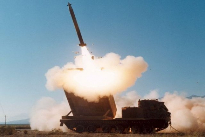 Lansarea unei rachete americane GMLRS cu rază de acțiune de 80 de kilometri