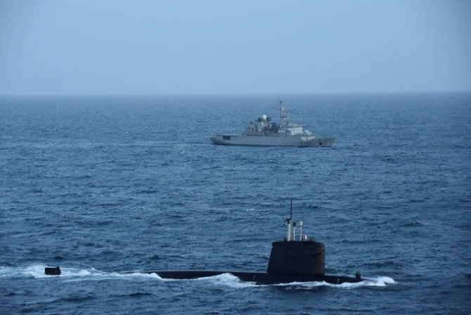 Submarinul francez de atac nuclear Emeraude şi nava de sprijin Seine Sursa foto: Twitter Ministerul francez al Apararii