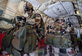 Un grup de comando al Armatei Franței, pregătindu-se să se parașuteze în Djibouti, sursă foto: Ministerul Apărării de la Paris -  Ministère des Armées