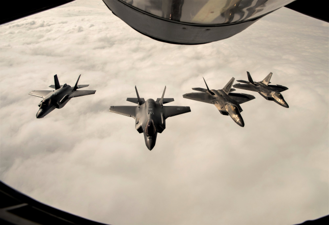 Avioane F-22 ale US Air Force și avioane F-35 ale Norvegiei, în timpul unor manevre NATO. Sursă foto: Lockheed Martin