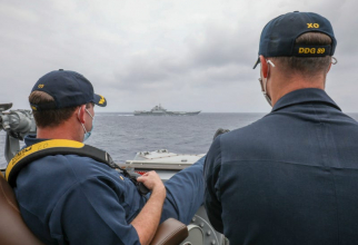 Căpitanul și secundul distrugătorului american USS Mustin, monitorizând relaxați mișcările portavionului chinez Liaoning. Sursă foto: US Navy/MCS3 Arthur Rosen 