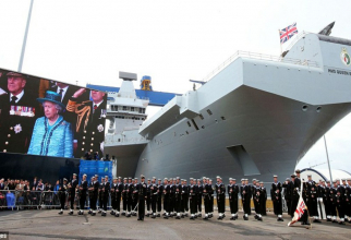 Ceremonia de intrare în serviciu a portavionului britanic HMS Queen Elizabeth, în prezența Majestății Sale Regina Elisabeta a II-a. Sursă foto: Royal Navy