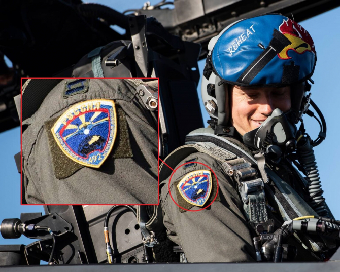 Pilot american cu însemn militar pe care apare un Su-27 și pe care scrie „RUSIA”. Sursă foto:  Airman 1st Class Jessi Monte via Defence-Blog.com