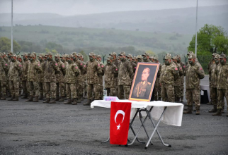 Soldați turci și un portret al Mustafa Kemal Ataturk. Sursă foto: Ministerul Apărării din Turcia
