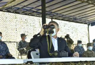 Președintele Klaus Iohannis, urmărind exercițiile Armatei României, în poligonul Smârdan. Sursă foto: Administrația Prezidențială