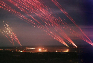Mai multe sisteme antiaeriene încerca să respingă bombardamentele avioanelor NATO asupra Serbiei - Iunie 1999. Sursa Foto: Reddit.