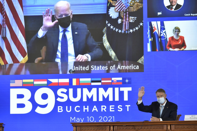 Președintele american Joe Biden și președintele Klaus Iohannis, la summitul B9 de la București. Sursă foto: Ambasada Statelor Unite ale Americii în România