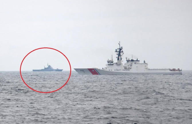 Foto: Nava americană USCGC Hamilton a Gărzi de Coastă a SUA și, în apropierea ei, nava de patrulare Pavel Derzhavin a Federației Ruse. Sursă foto: Serviciul de Grăniceri de Stat din Ucraina via. Defence-Blog