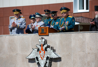 Foto: Ministru adjunct al Apărării al Federației Ruse este Ruslan Tsalikov (centru), alături de înalți oficiali ai Armatei Federației Ruse, prezenți la o ceremonie la Academia Militară Petru cel Mare. Sursă: Ministerul Apărării de la Moscova
