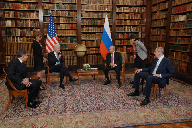 Întrevederea din biblioteca vilei La Grange din Elveția, între președintele american Joe Biden și președintele rus Vladimir Putin, alături de șefii celor două diplomații Anthony Blincken și Serghei Lavrov. Sursă foto: The White House