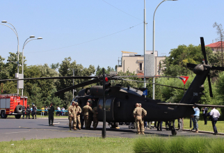 Elicopterul Black Hawk al US Army, după ce a aterizat de urgență în Piața Charles de Gaulle din București. Sursă foto: Crișan Andreescu, pentru DefenseRomania