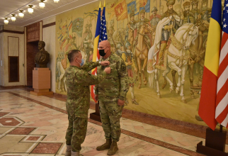 Locotenent-colonelul Brad Stark, ofițer în cadrul Biroului de Cooperare Militară, decorat cu Emblema de Onoare a Armatei României de către Șeful Statului Major al Apărării, general-locotenent Daniel Petrescu. Sursă foto: MApN via. Ambasada SUA în România