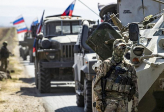 Un convoi militar rus patrulează în apropierea satului Ein Diwar din provincia siriana Hasakah. 