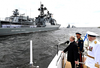 Președintele rus Vladimir Putin, participând parada organizată la Sankt Petersburg de Ziua Forțelor Navale. Sursă foto: Kremlin