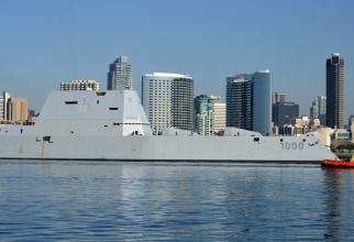 Distrugătorul american stealth USS Zumwalt, surprins în momentul în care a ajuns în San Diego. Sursă foto: Petty Officer 1st Class Melissa Russell via. DVIDSHub.net