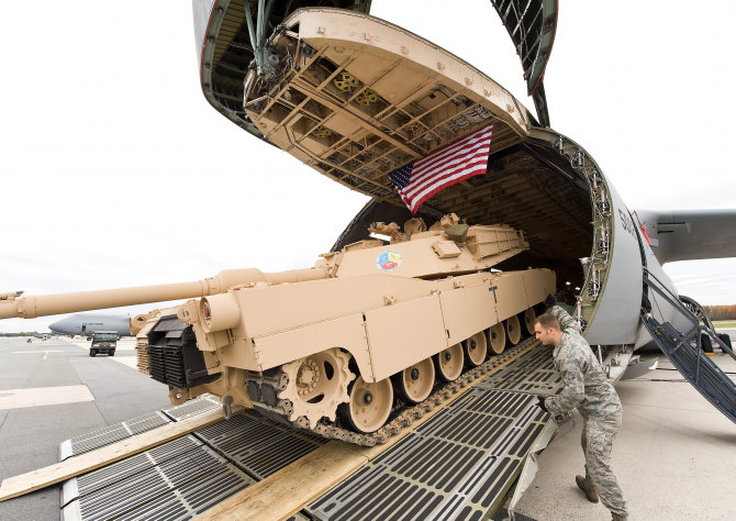 M1 Abrams, în timpul unui transport aerian. Sursă foto: US Air Force