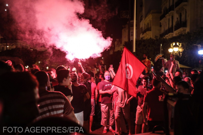 Sute de oameni au protestat în Tunisia după ce președintele a blocat activitatea Parlamentului