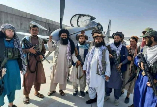 Talibanii, pozându-se cu un avion de atac A-29 Super Tucano capturat. Sursă foto: Twitter WorldOnAlert