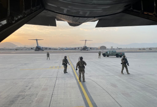Imagine dintr-un C-130 Hercules pe aeroportul din Kabul, în timpul misiunii de evacuare. Sursă foto: MApN