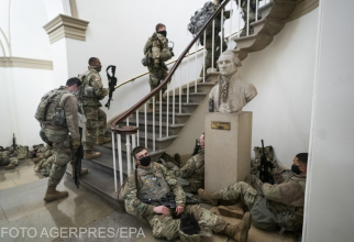 Soldați americani păzind Capitoliul după atacul din 6 ianuarie 2021