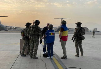 Cetățean român evacuat din Afganistan, cu aeronava C-130 Hercules a Forțelor Aeriene Române. Sursa Foto: Facebook MApN.