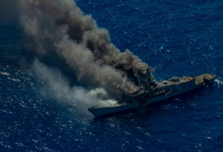 Fregata USS Ingraham, în momentul în care a fost lovită de rachetele Naval Strike și scufundată. Sursă foto: US Navy via Bussines Insider