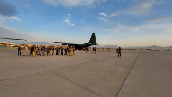 Aeronava C-130 Hercules a ROAF, în timpul misiunii de evacuare din Kabul. Sursă foto: MApN