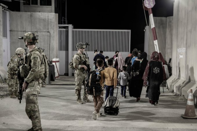 Militari americani pe Aeroportul Internaţional Kabul. Sursa Foto: Twitter DoD.