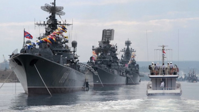 Nave de război rusești în portul Sevastopol din Crimeea.