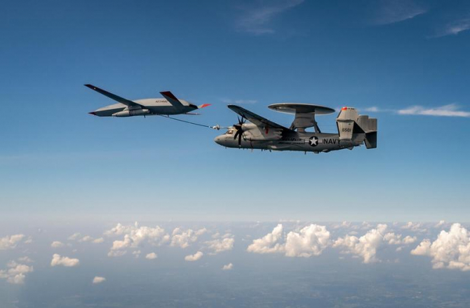 O aeronavă E-2D Advanced Hawkeye a US Navy, realimentată aerian de către un UAV de tip MQ-25. Sursă foto: Boeing