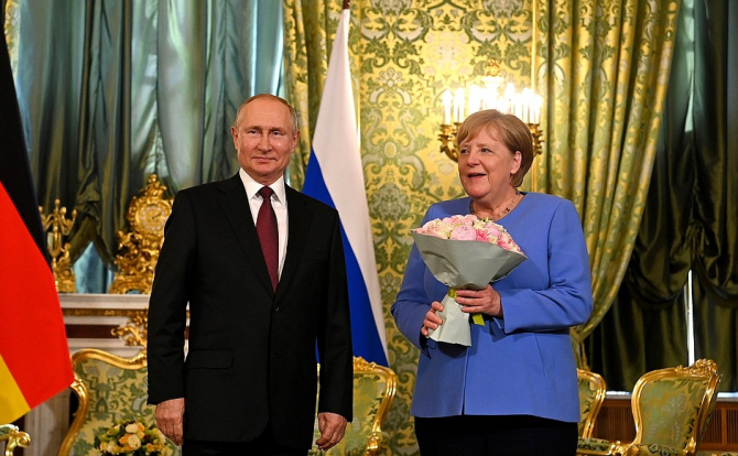Președintele rus Vladimir Putin și cancelarul german Angela Merkel, în timpul întrevederii de la Moscova din 20.08.2021. Sursă foto: Kremlin
