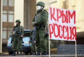 Celebri „omuleți verzi” ruși, apărând în 2014 sediul Parlamentului din Crimeea, alături de un semn pe care scrie „Crimeea Rusia”, sursă foto: NATO