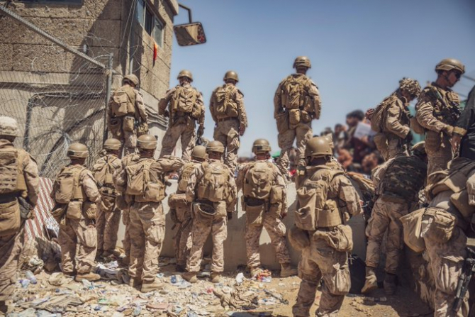 Soldaţi ai U.S. Marine asistă la menţinerea securităţii pe Aeroportul Internațional Hamid Karzai din Kabul, Afganistan, 29 august 2021. Sursa Foto: Departmen of Defense