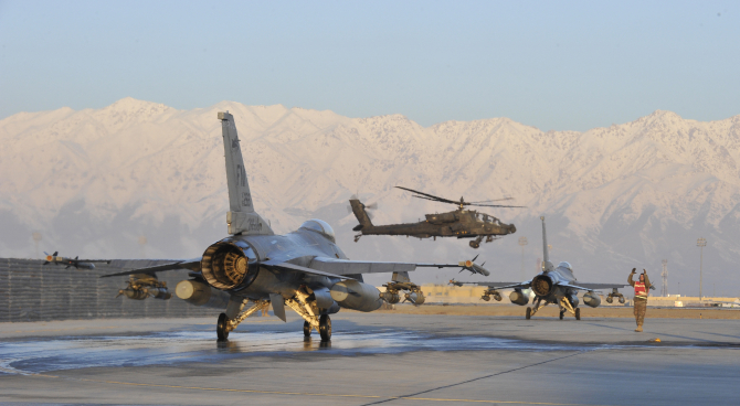 Avioane americane F-16 Fighting Falcon și un elicopter de tip Boeing AH-64 Apache, în timpul unei misiuni în Afganistan, operând de la baza Bagram, în 2014. Sursă foto: US Air Force