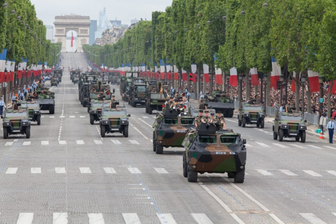 Armata Franței, defilând la Paris pe sub Arcul de Triumf. Sursă foto: Ministerul Apărării din Franța @Ministère des Armées
