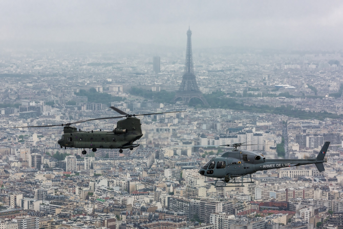 Un elicopter francez Fennec și un elicopter britanic CH-47 Chinook, într-un zbor deasupra Parisului în 2016. Sursă foto: Ministerul Apărării din Franța