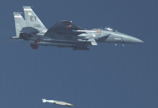 F-15E Strike Eagle, lansând GBU-72. Sursă foto: U.S. Air Force