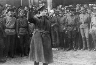 Lev Troțki, adresându-se Armatei Roșii în timpul Războiului Civil Rus, sursă foto: The Guardian