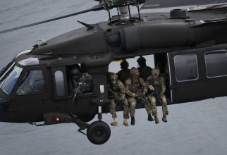 Forțele pentru Operații Speciale din Suedia, în timpul unui exercițiu, într-un elicopter Balck Hawk în configurație pentru forțele speciale. Sursă foto: Ministerul Apărării din Suedia