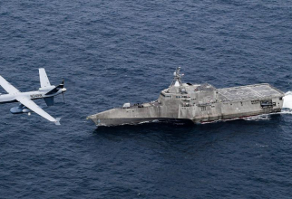 O dronă MQ-9 Sea Guardian, zburând deasupra navei USS Coronado. Sursă foto: U.S. Navy 