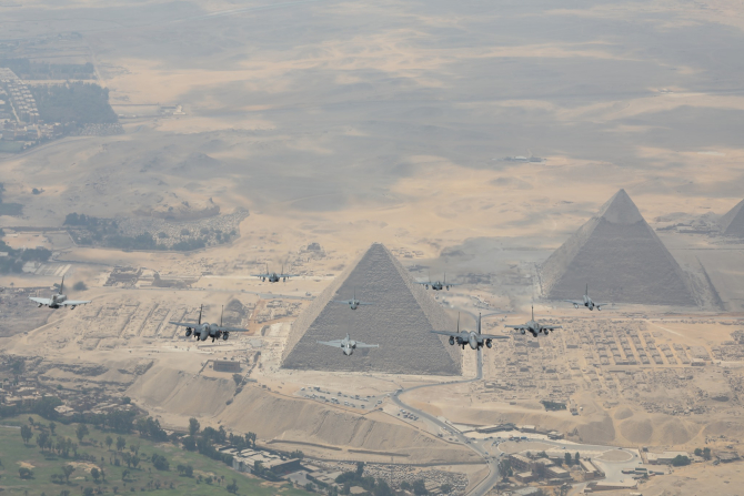 3. Sursă foto... (eurofighter-f-16-marea-britanie-egipt-piramide_92542700.jpg)
