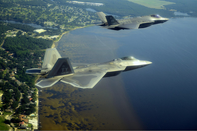 Un F-35, zburând alături de un F-22 Raptor. Sursă foto: BreakingDefense.com