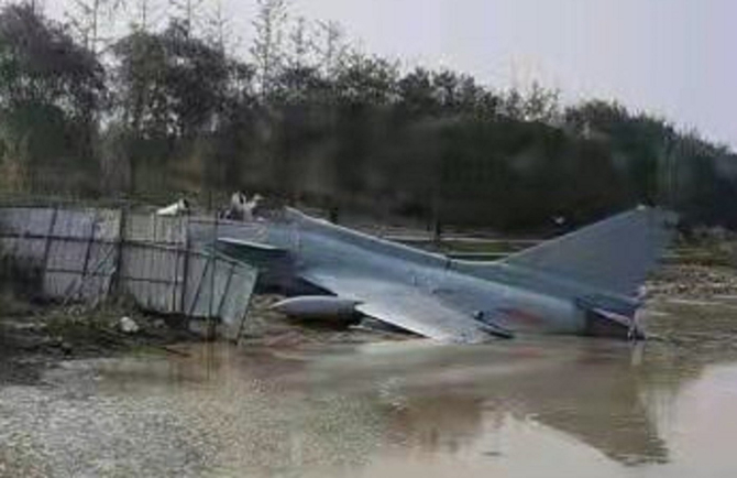 Avion chinez J-10, prăbușit într-un râu. Sursă foto: Captură video via Defence Blog