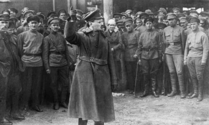Lev Troțki, adresându-se Armatei Roșii în timpul Războiului Civil Rus, sursă foto: The Guardian