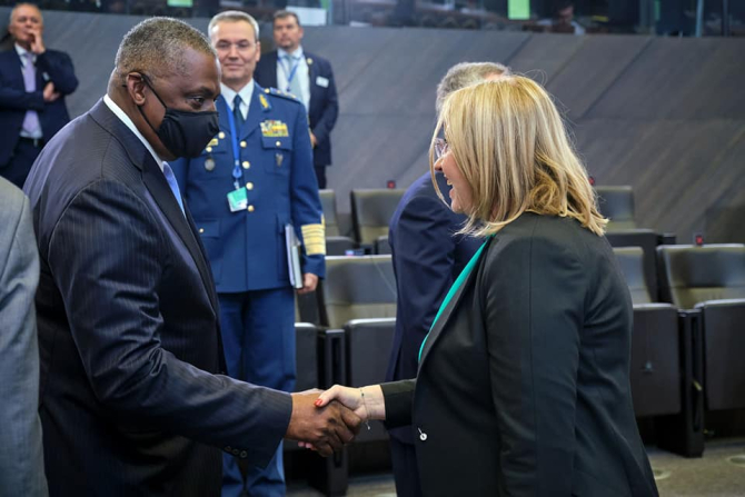 Secretarul american al apărării, Lloyd Austin și Simona Cojocaru, ecretarul de stat pentru politica de apărare, planificare și relații internaționale, la Reuniunea miniștrilor apărării din statele membre ale NATO. Sursă foto: Simona Cojocaru @official Fac
