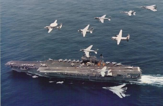 Portavionul american USS Kitty Hawk, în timpul unei misiuni în 1993, azi navă dezafectată. Sursă foto: U.S. Navy