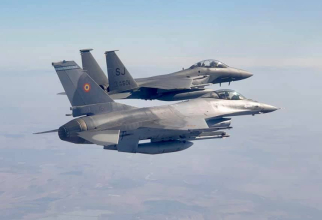 Un F-15 Strike Eagle al SUA, zburând alături de un F-16 al României. Sursă foto: U.S. Embassy Bucharest