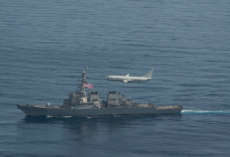 Distrugătorul american USS Donald Cook și un avion de recunoaștere și luptă antisubmarin de tip P-8 Poseidon al U.S. Navy. Sursă foto: U.S. Navy