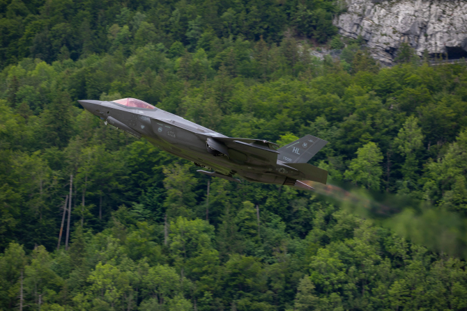 F-35, în timpul unui zbor demonstrativ în Elveția. Sursă foto: Lockheed Martin